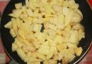 Voňavé zemiaky s kyslou smotanou v rúre: uspokojivé a chutné Ako variť zemiaky s kyslou smotanou
