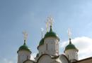 Kościół Trójcy Życiodajnej, który znajduje się w prześcieradłach Świątynia Trójcy Życiodajnej na harmonogramie nabożeństw Sukharevskaya