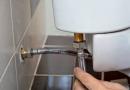 Oprava splachovacej nádrže - poruchy a ich odstránenie Princíp fungovania toalety s tlačidlom