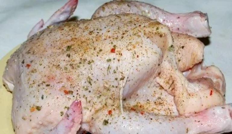 Naredimo doma pečenega piščanca na žaru - preprosta in okusna jed za vso družino!