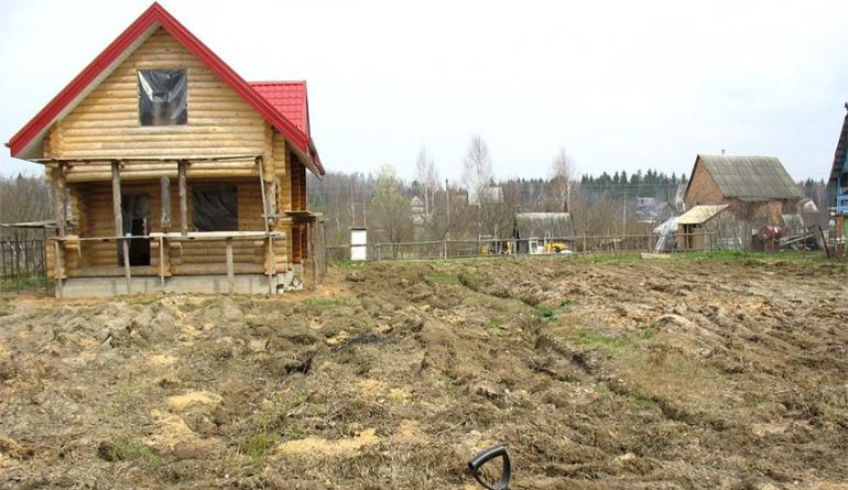 Dvignite zemljišče z zemljo in peskom v moskovski regiji